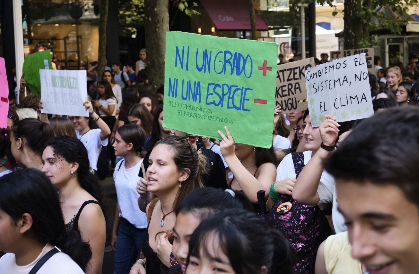 Ambos actores están en San Sebastián con motivo del Festival de Cine de San Sebastián y no han dudado en sumarse a la concentración junto a centeras de jóvenes guipuzcoanos