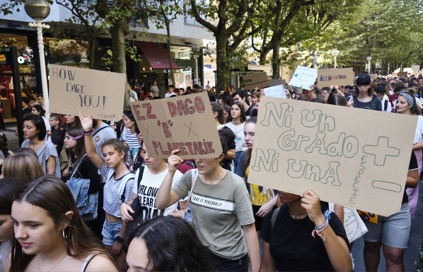 Ambos actores están en San Sebastián con motivo del Festival de Cine de San Sebastián y no han dudado en sumarse a la concentración junto a centeras de jóvenes guipuzcoanos