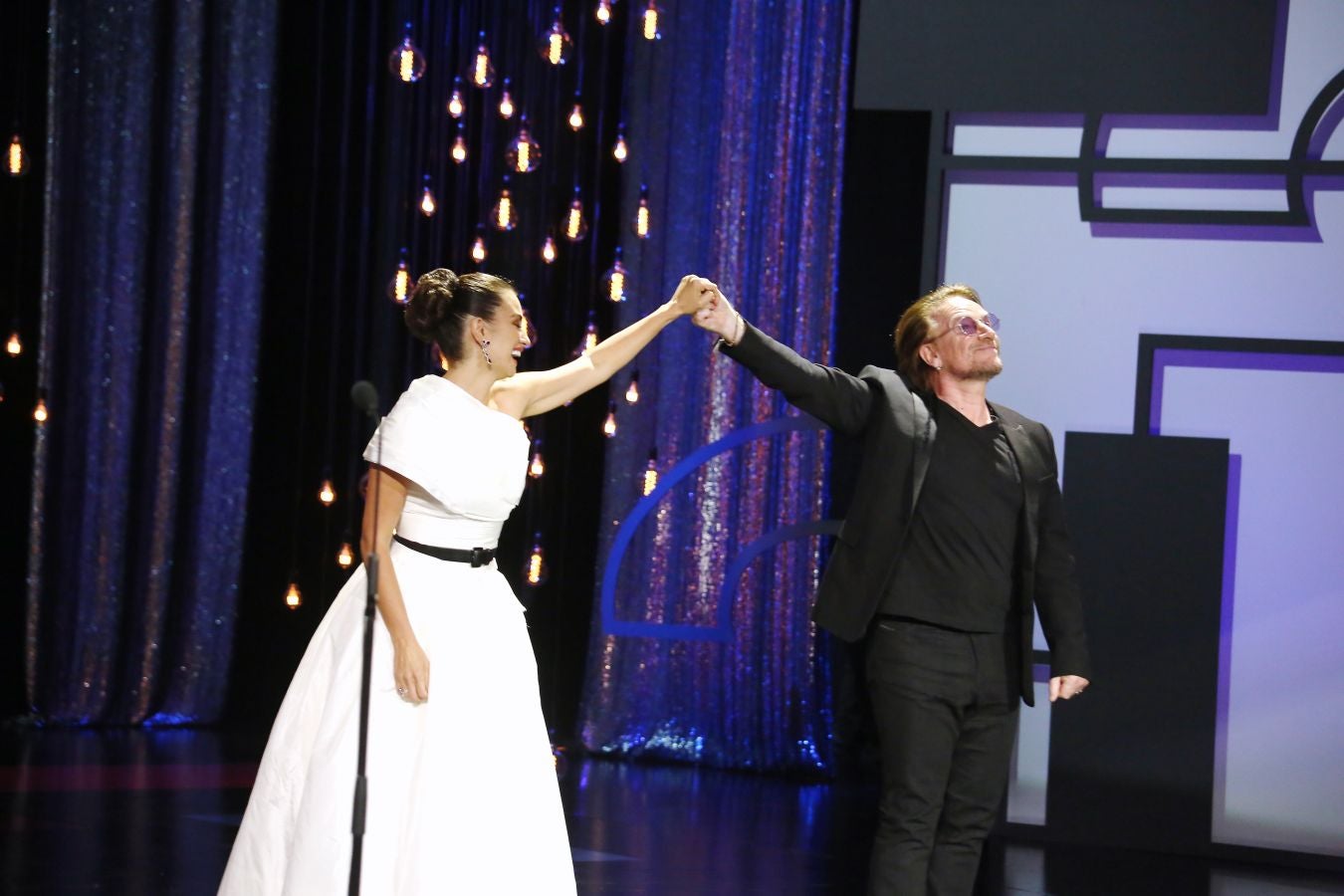 El cantante irlandés de U2 Bono ha sido el encargado de entregar el galardón a Penélope Cruz en el Kursaal