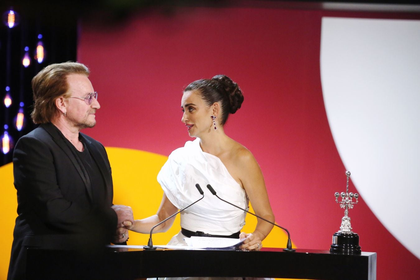 El cantante irlandés de U2 Bono ha sido el encargado de entregar el galardón a Penélope Cruz en el Kursaal