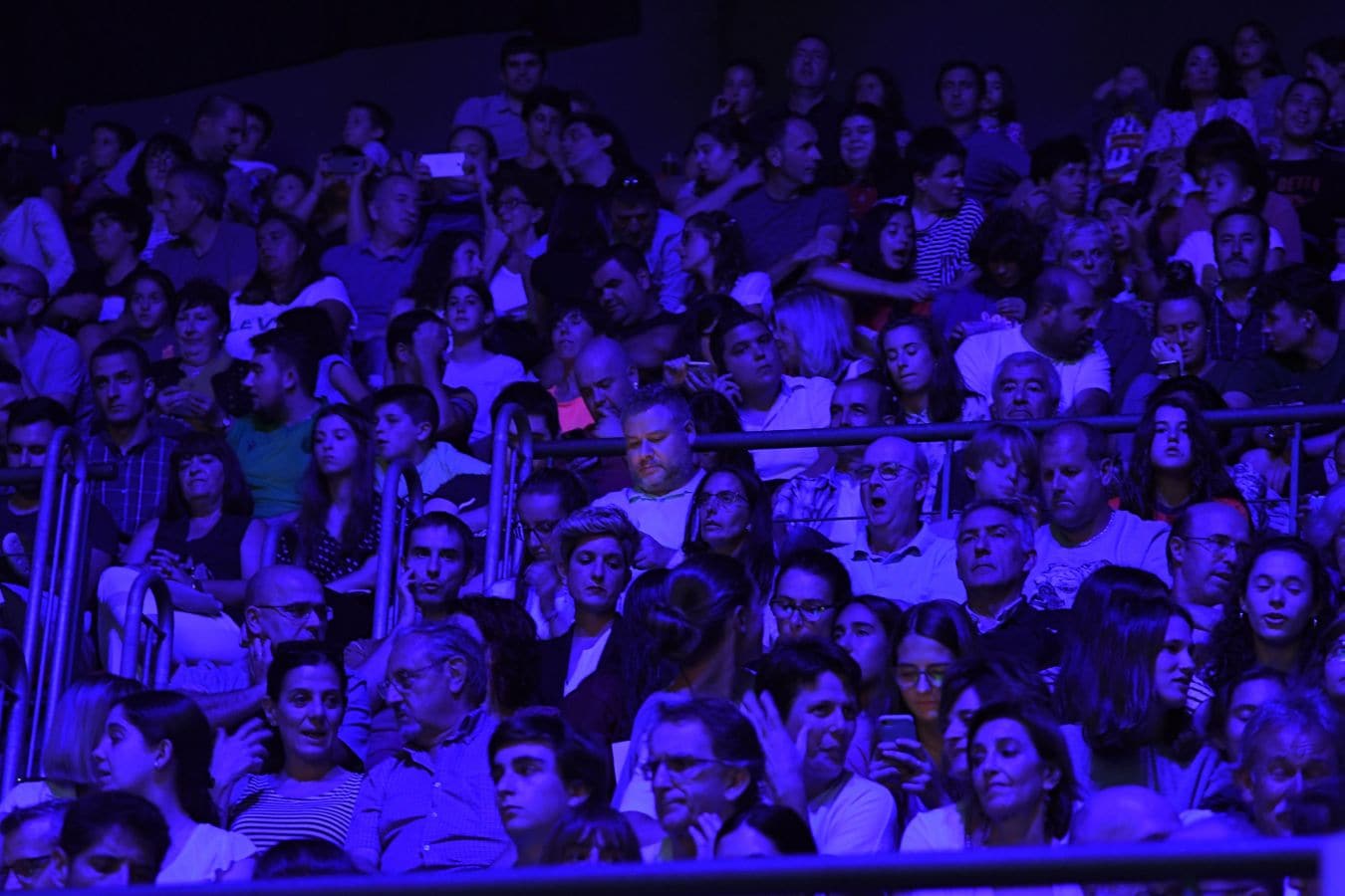 El documental 'Sua-Irabazi arte' que relata los días previos a la victoria de la Real Sociedad en la Copa de la Reina ha tenido un exitoso estreno en el Velódromo en el marco del Festival de Cine de San Sebastián