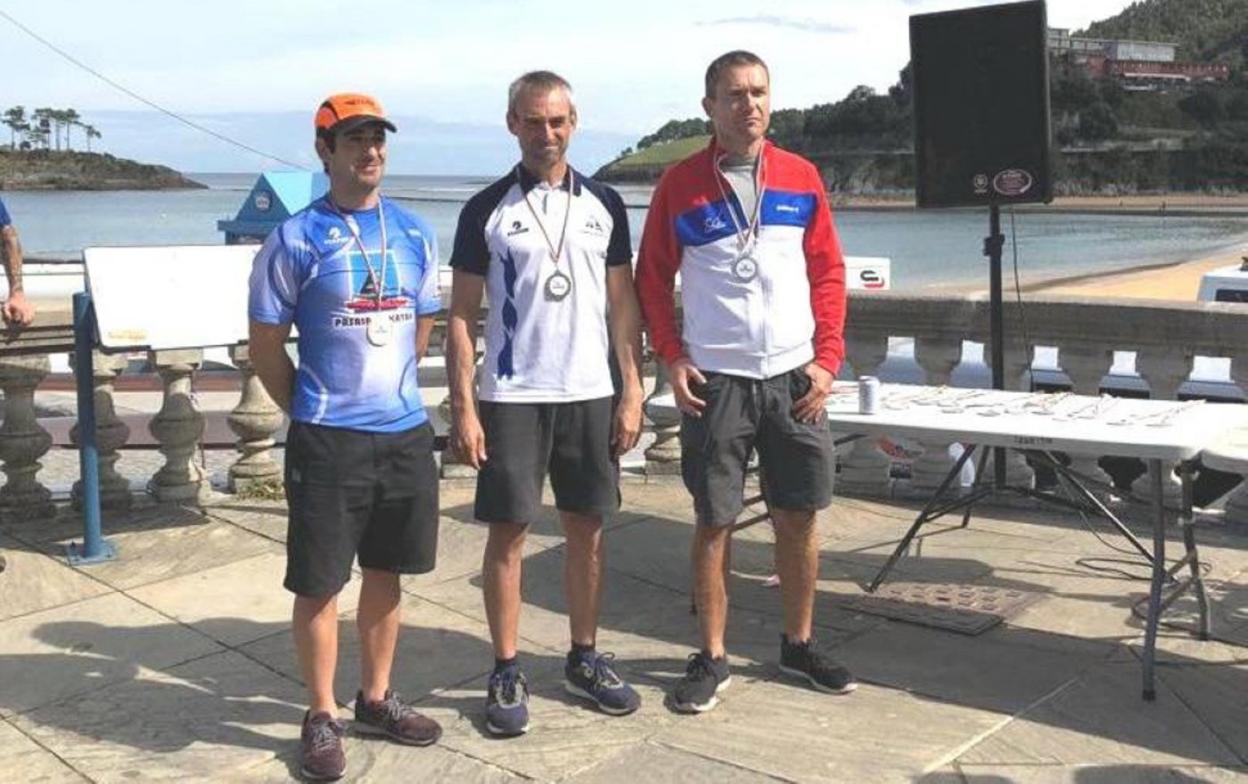 Podio. Rodríguez junto a Ruiz, en medio, y Lauzirika a la derecha, con la bahía de Lekeitio como fondo.