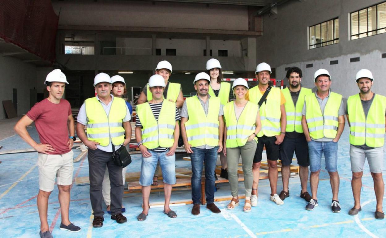 Los miembros de la corporación y los técnicos durante su visita a las obras del 'cubo'. 