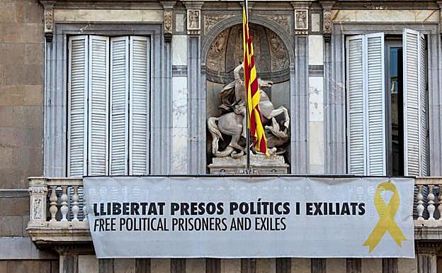 Torra quita la pancarta de los presos pero pone otra a favor de la libertad de expresión