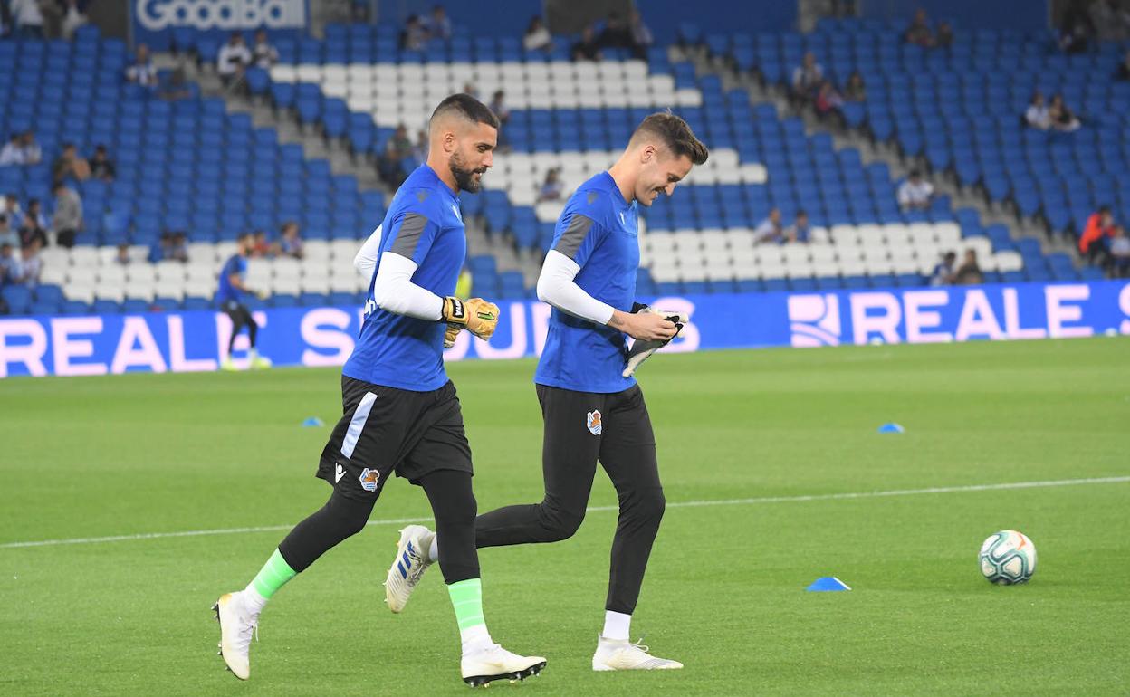 Moyá y Remiro, durante el calentamiento del partido ante el Alavés. 