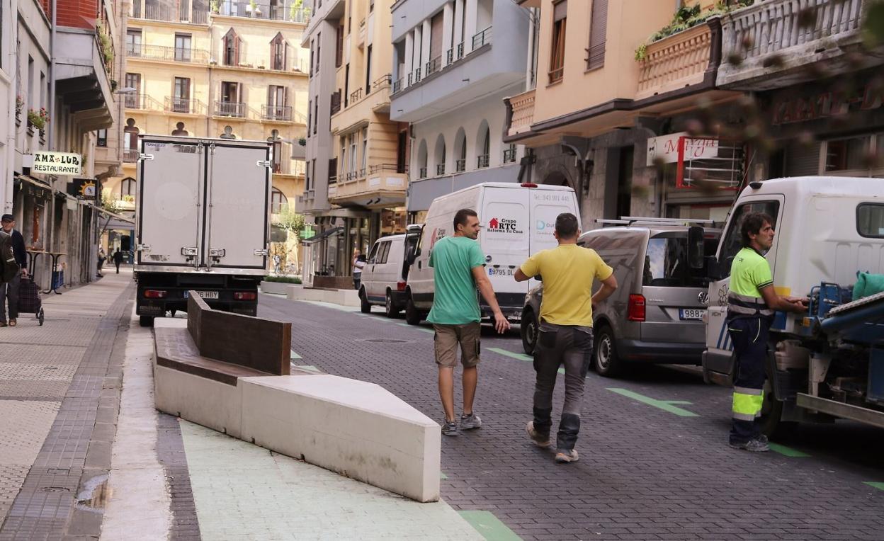 Los bancos instalados en la calle Carquizano convertida en peatonal se han cambiado tres veces de sitio.