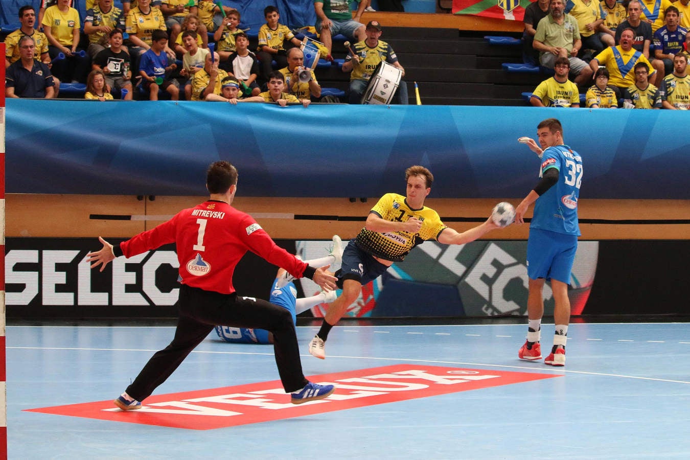 El Bidasoa-Irun remonta a los macedonios y siguen invictos