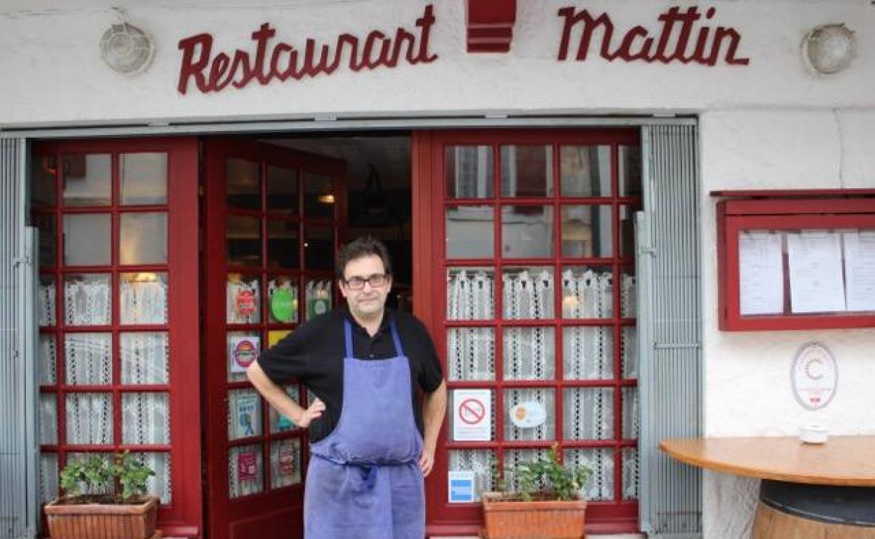 Michel Niquet, jefe de cocina de Chez Mattin, junto a la entrada del local.