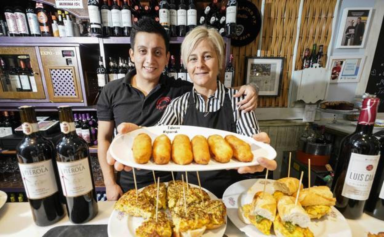 Agurtzane Onda sigue siendo fiel a la receta familiar para preparar las famosas croquetas del Naparrak. ::