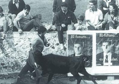 Imagen secundaria 1 - Arriba, en un acto en Alderdi Eder. Abajo a la izquierda, en una de las curiosas iniciativas montadas durante una campaña y a la izquierda, con la bandera de la ciudad en el Ayuntamiento. 