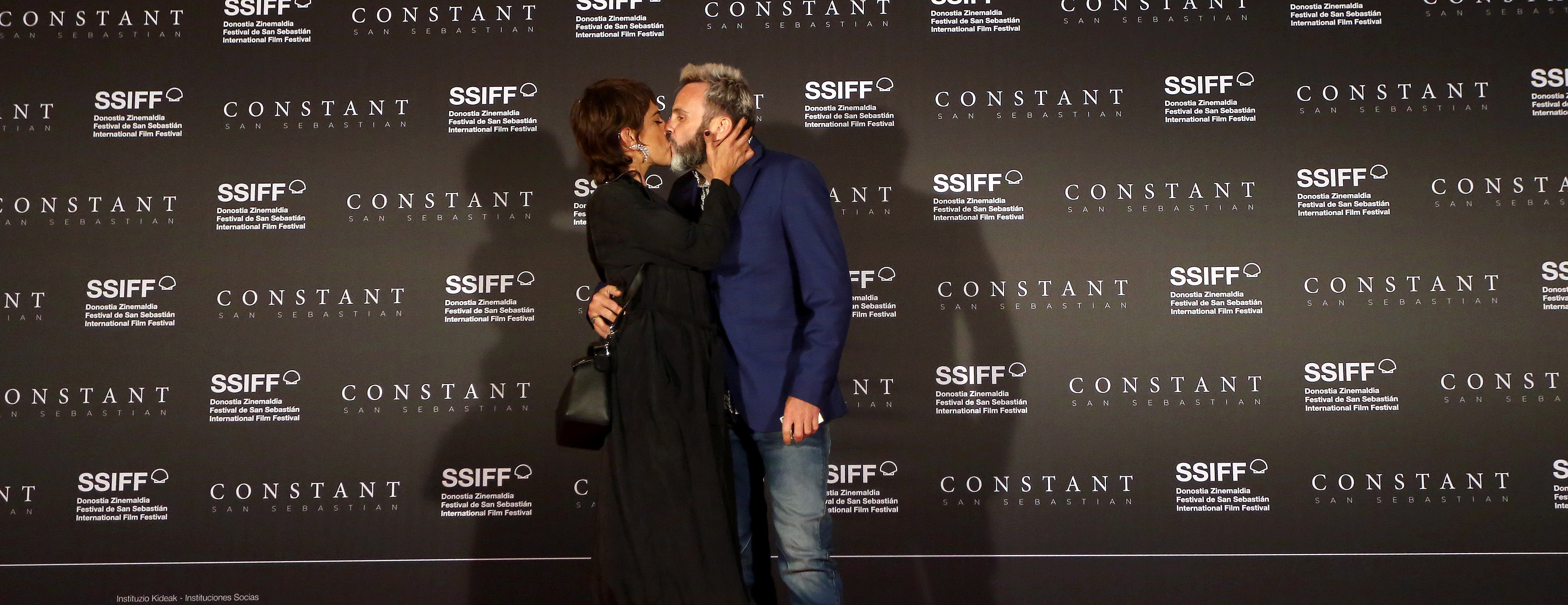El beso de María León y Fernando Tejero en el photocall. 