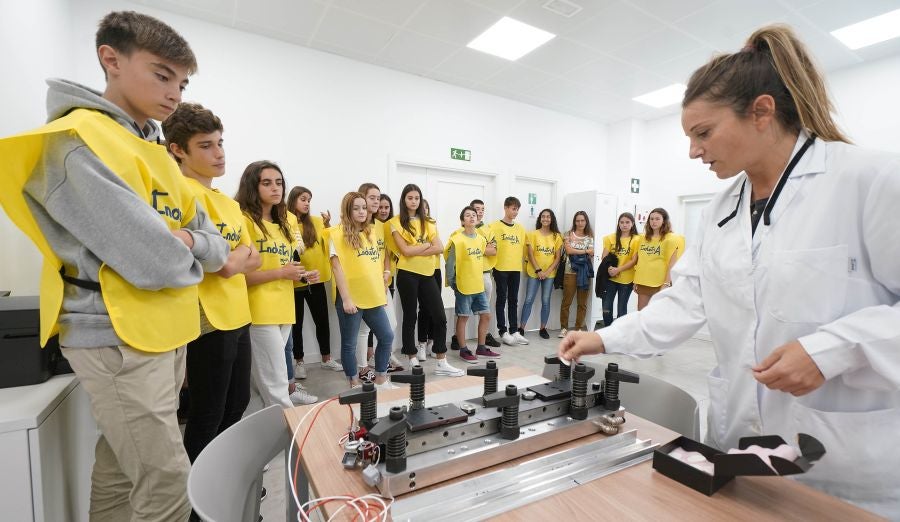 Los jóvenes guipuzcoanos han visitados diversas empresas industriales del territorio. 