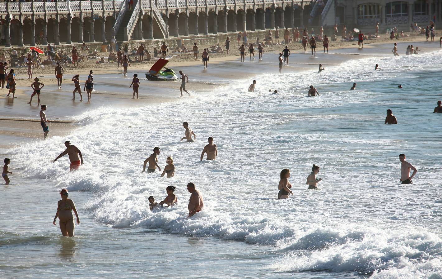 Las condiciones se dejaron sentir en todo el litoral guipuzcoano, y en San Sebastián, como siempre, dejaron momentos espectaculares.
