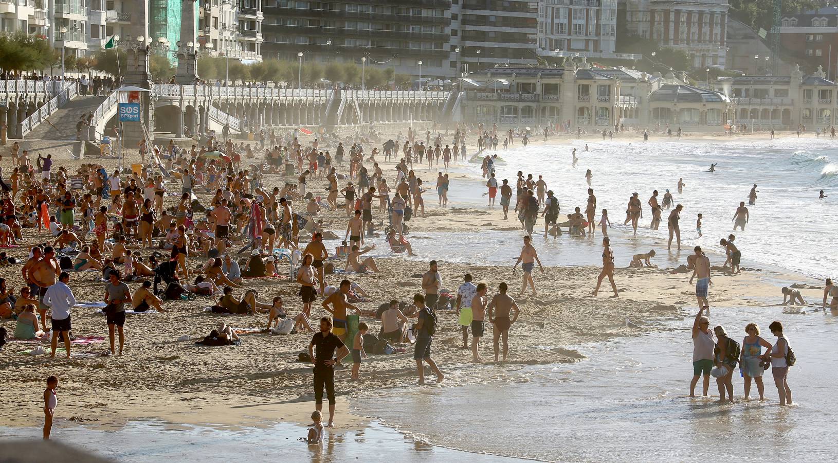 Las condiciones se dejaron sentir en todo el litoral guipuzcoano, y en San Sebastián, como siempre, dejaron momentos espectaculares.