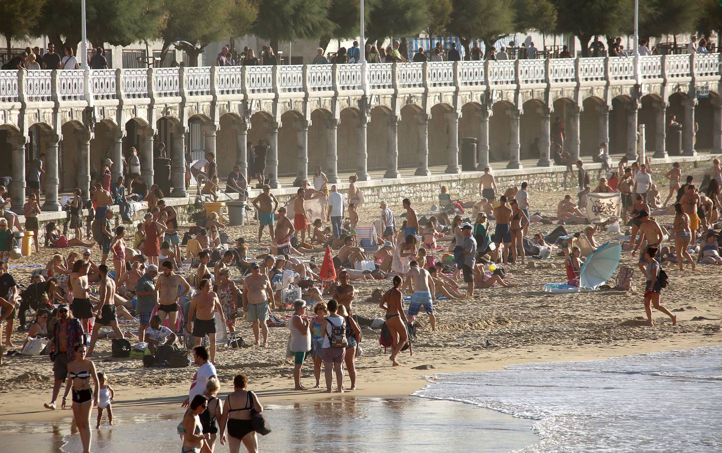 Las condiciones se dejaron sentir en todo el litoral guipuzcoano, y en San Sebastián, como siempre, dejaron momentos espectaculares.