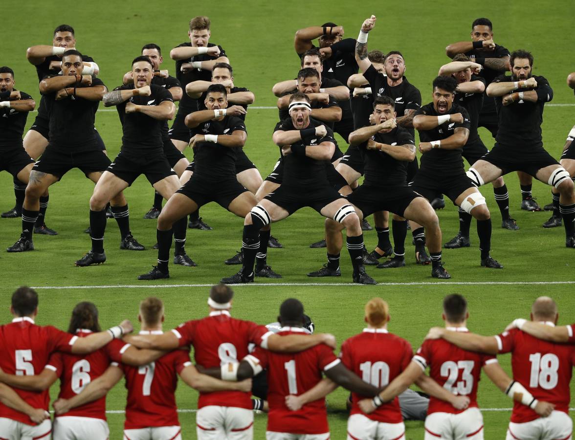 La selección de rugby de Nueva Zelanda ofrece en cada partido su espectáculo. La haka maravilla. 