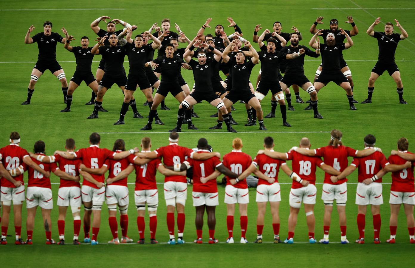 La selección de rugby de Nueva Zelanda ofrece en cada partido su espectáculo. La haka maravilla. 