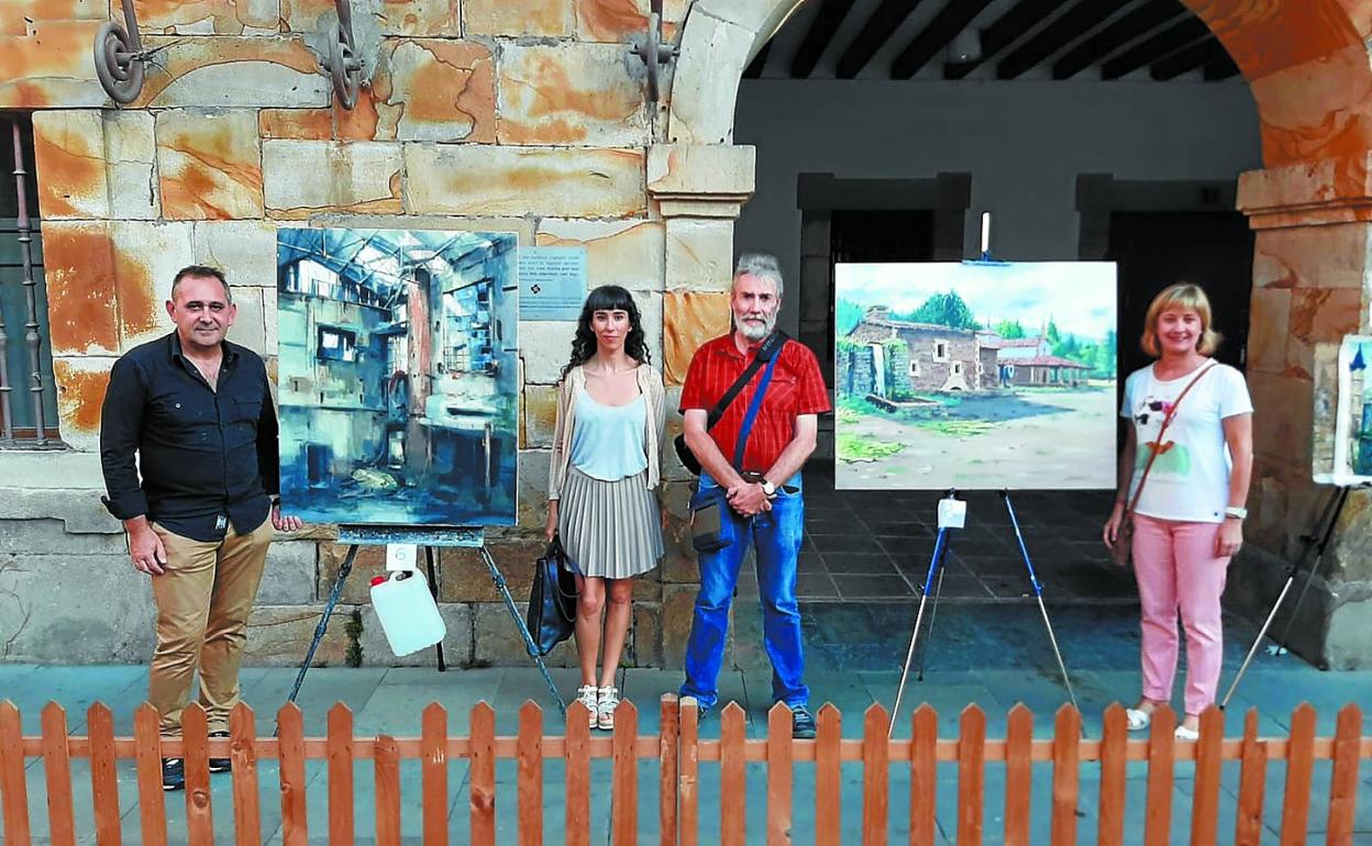 Los ganadores junto a sus obras y los concejales Iñigo Imaz y Maite Lombide en la entrega de premios realizada el mismo sábado a la tarde.