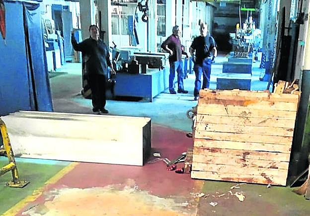 Ataque a una empresa de Abadiño. Las imágenes muestran los desperfectos en equipos automatizados de los tallere de la empresa, que fue atacadapor un grupo violento.