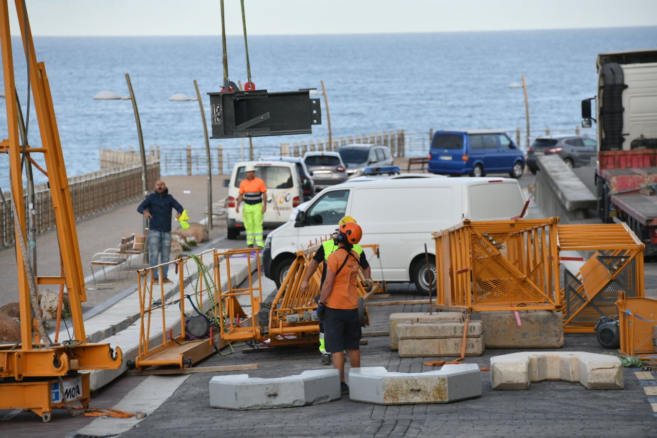 Un helicóptero ha sido el encargado de trasladar, por piezas, la grúa para la obra del Faro.