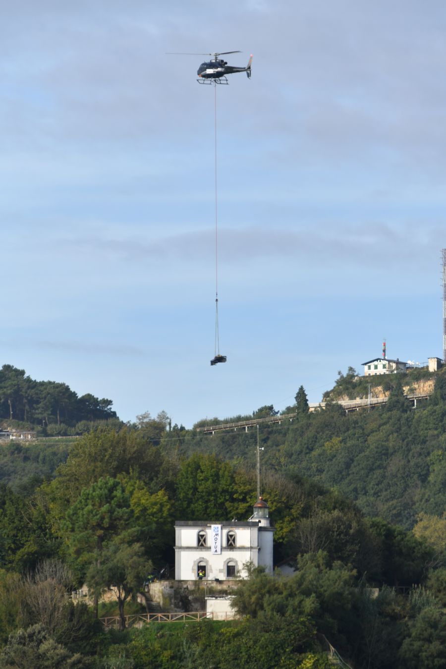 Un helicóptero ha sido el encargado de trasladar, por piezas, la grúa para la obra del Faro.