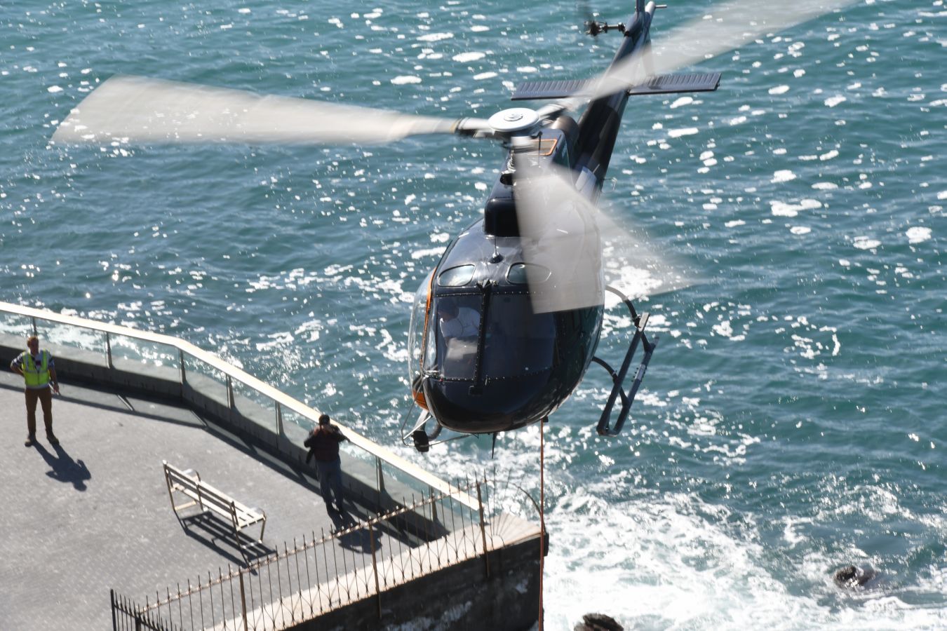 Un helicóptero ha sido el encargado de trasladar, por piezas, la grúa para la obra del Faro.