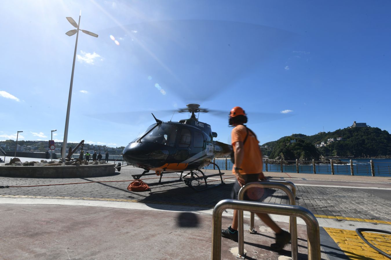 Un helicóptero ha sido el encargado de trasladar, por piezas, la grúa para la obra del Faro.