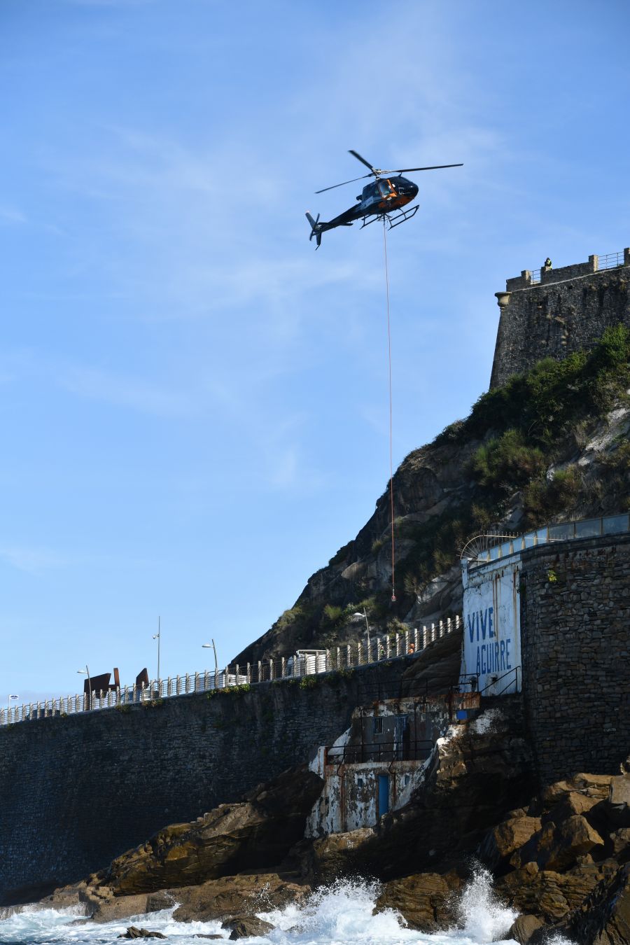 Un helicóptero ha sido el encargado de trasladar, por piezas, la grúa para la obra del Faro.