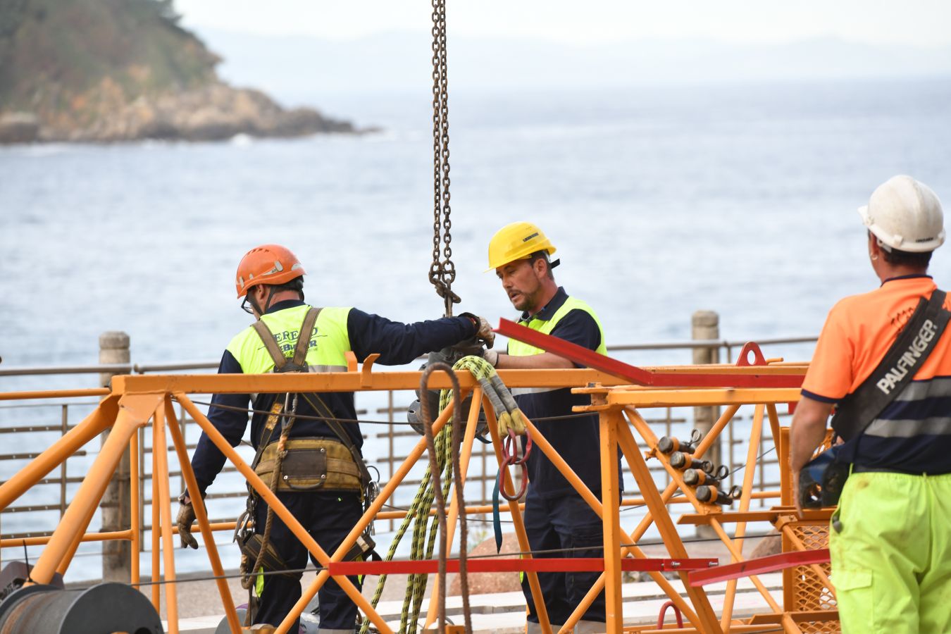 Un helicóptero ha sido el encargado de trasladar, por piezas, la grúa para la obra del Faro.