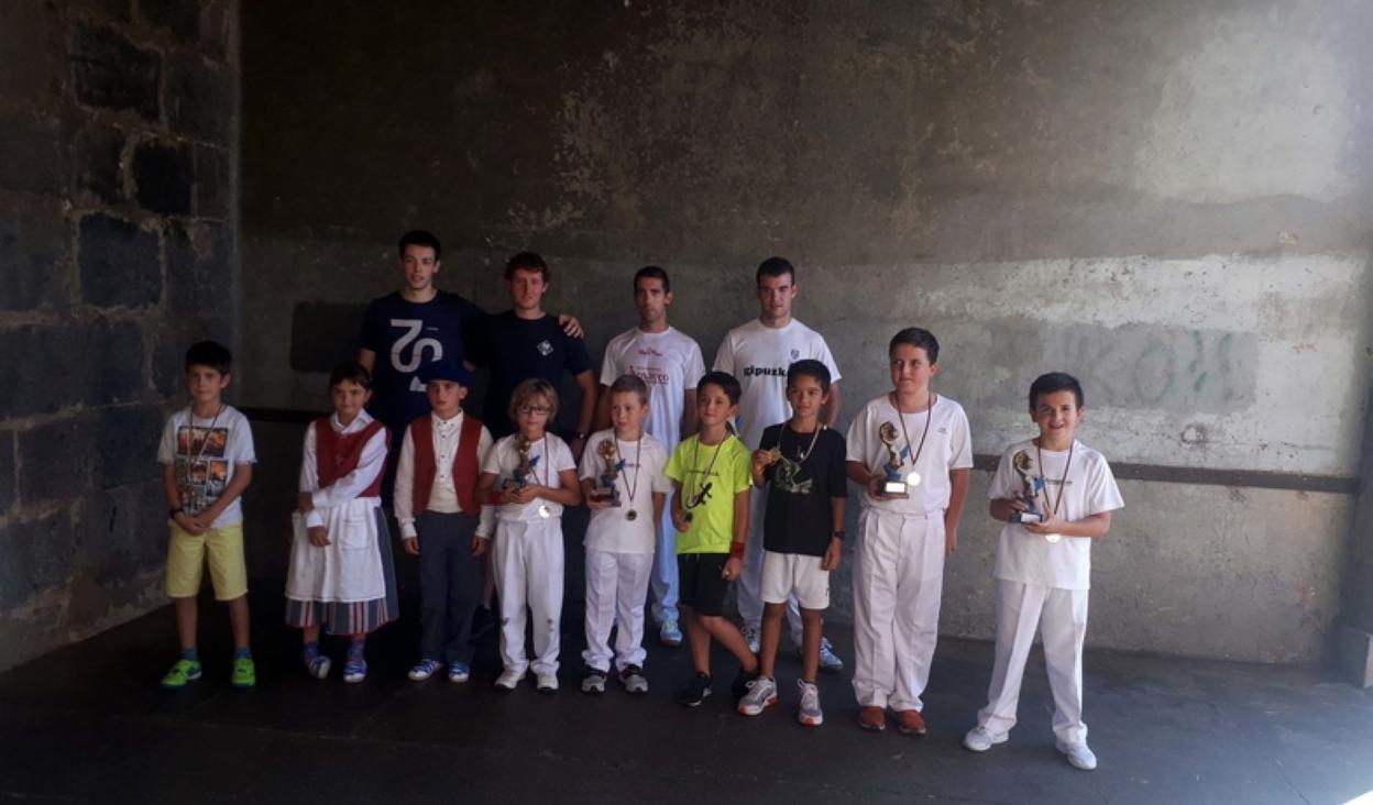 Premiados en el torneo Arkupe de pelota.