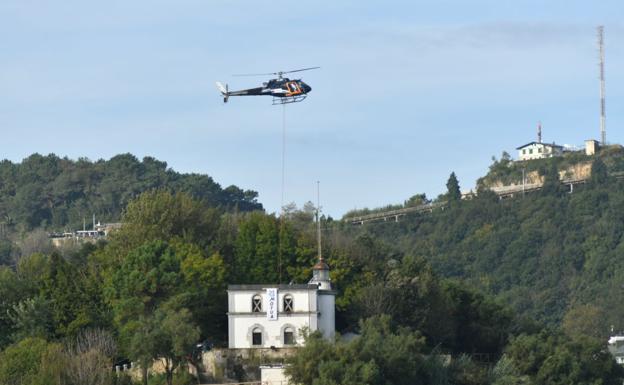 Galería. Traslado en helicóptero de la grúa para acometer la obra del Faro