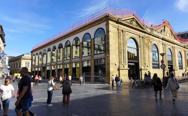 El edificio de la Bretxa en obras.