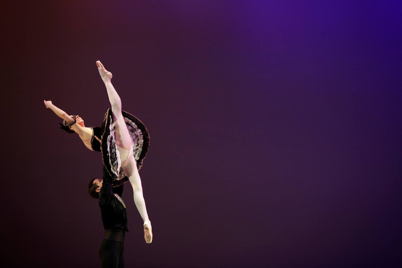 Bailarines del Ballet Nacional de Panamá se presentan durante la reapertura del restaurado Teatro Nacional de Panamá en el Casco Antiguo en ciudad de Panamá (Panamá). Inaugurado el 1 de octubre de 1908, la construcción del teatro estuvo a cargo del arquitecto italiano Genaro Ruggieri, quien lo concibió con un estilo de opereta italiano: edificio de baja altura con paredes blancas, estatuas emblemáticas de la época romana, un techo redondo con una pintura representando la independencia del país, decorados en relieve dorado y amplios balcones.