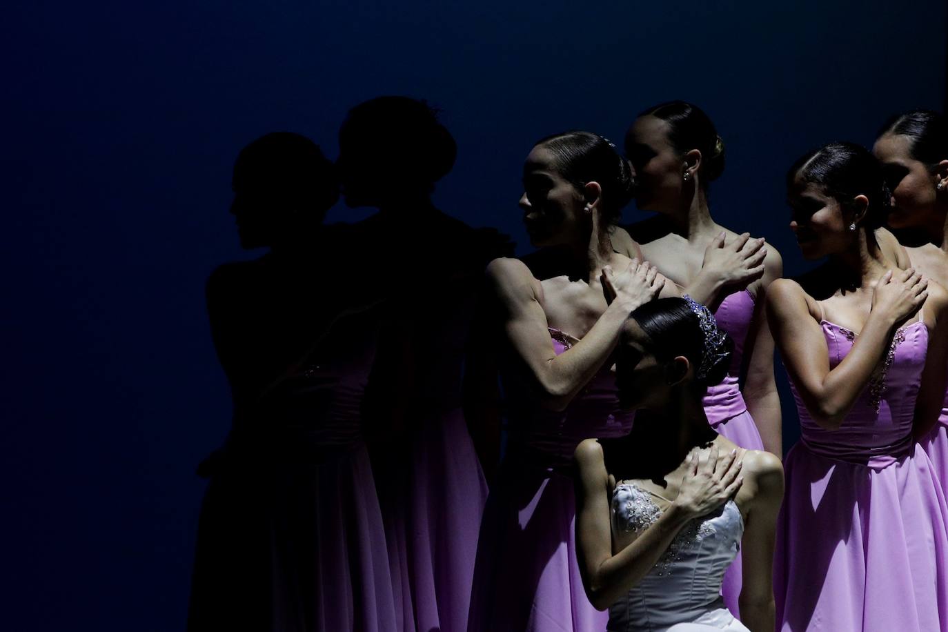 Bailarines del Ballet Nacional de Panamá se presentan durante la reapertura del restaurado Teatro Nacional de Panamá en el Casco Antiguo en ciudad de Panamá (Panamá). Inaugurado el 1 de octubre de 1908, la construcción del teatro estuvo a cargo del arquitecto italiano Genaro Ruggieri, quien lo concibió con un estilo de opereta italiano: edificio de baja altura con paredes blancas, estatuas emblemáticas de la época romana, un techo redondo con una pintura representando la independencia del país, decorados en relieve dorado y amplios balcones.