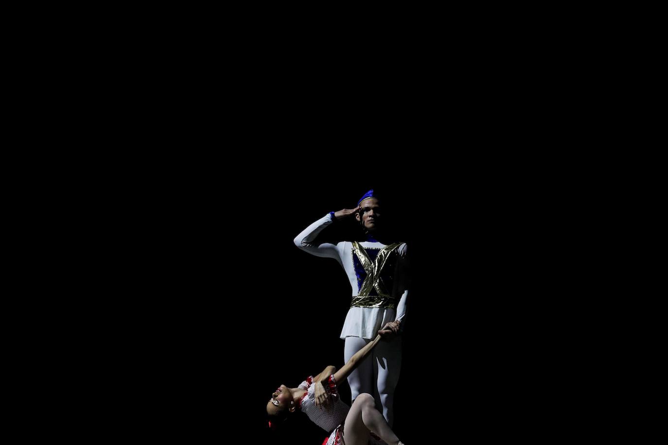 Bailarines del Ballet Nacional de Panamá se presentan durante la reapertura del restaurado Teatro Nacional de Panamá en el Casco Antiguo en ciudad de Panamá (Panamá). Inaugurado el 1 de octubre de 1908, la construcción del teatro estuvo a cargo del arquitecto italiano Genaro Ruggieri, quien lo concibió con un estilo de opereta italiano: edificio de baja altura con paredes blancas, estatuas emblemáticas de la época romana, un techo redondo con una pintura representando la independencia del país, decorados en relieve dorado y amplios balcones.