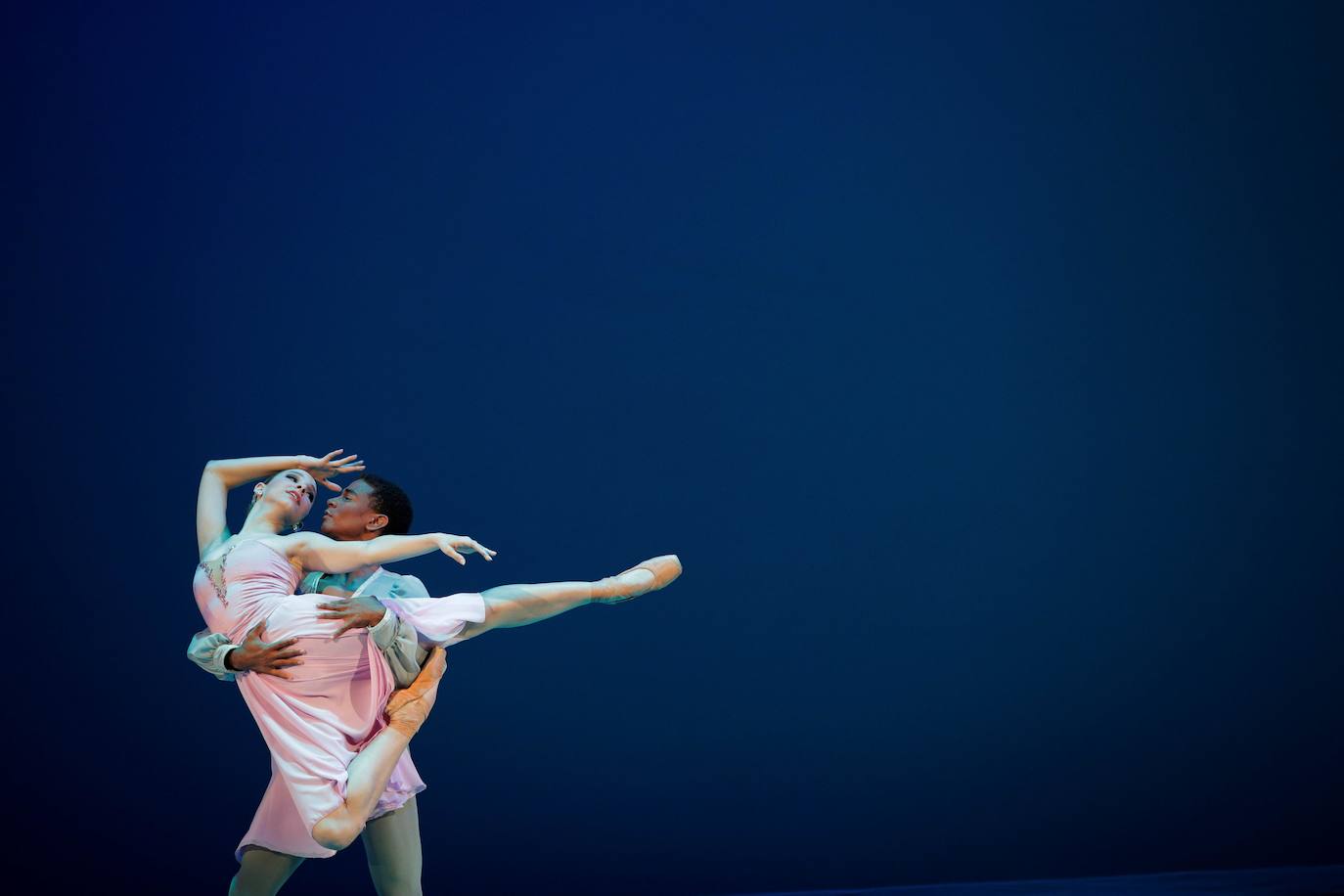 Bailarines del Ballet Nacional de Panamá se presentan durante la reapertura del restaurado Teatro Nacional de Panamá en el Casco Antiguo en ciudad de Panamá (Panamá). Inaugurado el 1 de octubre de 1908, la construcción del teatro estuvo a cargo del arquitecto italiano Genaro Ruggieri, quien lo concibió con un estilo de opereta italiano: edificio de baja altura con paredes blancas, estatuas emblemáticas de la época romana, un techo redondo con una pintura representando la independencia del país, decorados en relieve dorado y amplios balcones.