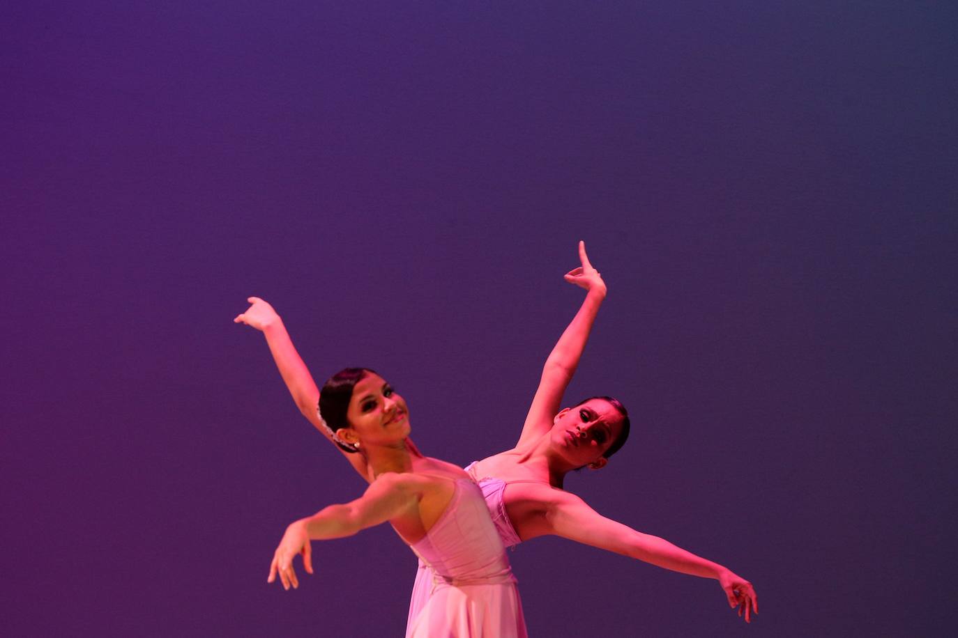 Bailarines del Ballet Nacional de Panamá se presentan durante la reapertura del restaurado Teatro Nacional de Panamá en el Casco Antiguo en ciudad de Panamá (Panamá). Inaugurado el 1 de octubre de 1908, la construcción del teatro estuvo a cargo del arquitecto italiano Genaro Ruggieri, quien lo concibió con un estilo de opereta italiano: edificio de baja altura con paredes blancas, estatuas emblemáticas de la época romana, un techo redondo con una pintura representando la independencia del país, decorados en relieve dorado y amplios balcones.