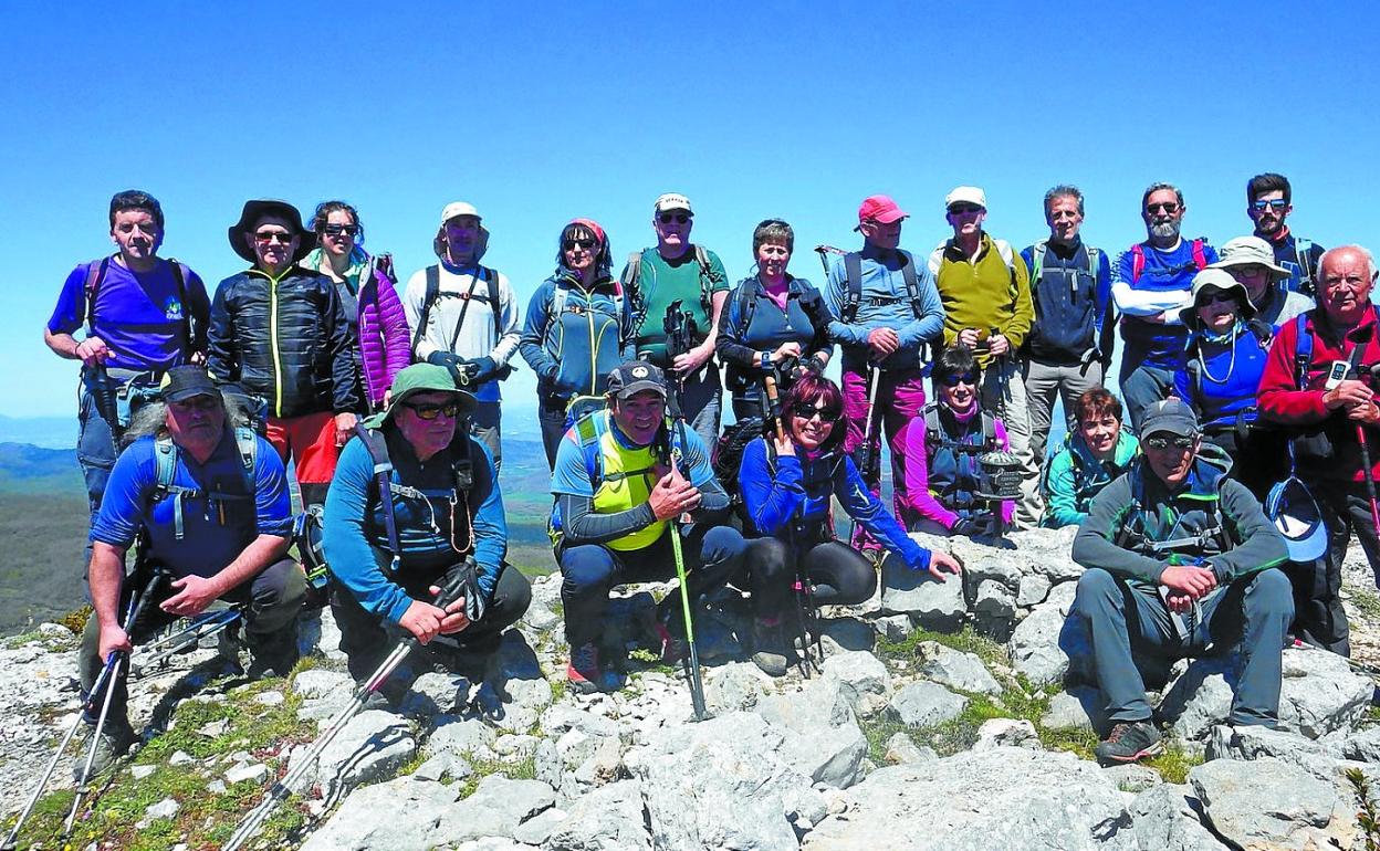 Espíritu montañero. Una representación de los socios de Itsastarrak Mendi Taldea durante la salida a la sierra de Cantabria este verano.