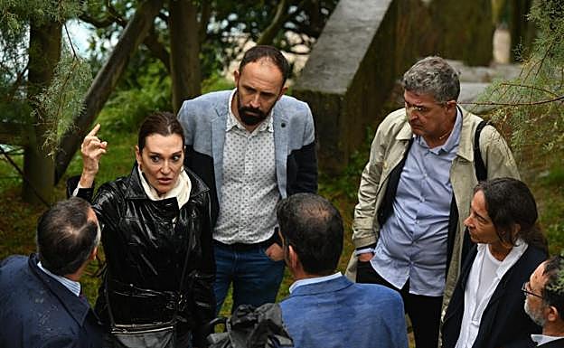 Galería. Cristina Iglesias visita la isla Santa Clara. 