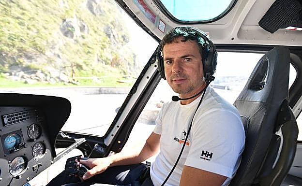Haritz Galarraga, a los mandos del helicóptero. 