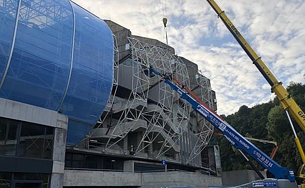 Las grúas instalando una de las 'bananas' 