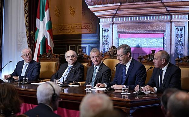 Imagen principal - Euskaltzaindia fija su mirada en la internacionalización y la digitalización