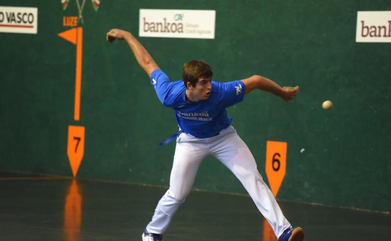 Ekain Lizeaga arma el brazo para golpear de derecha. 