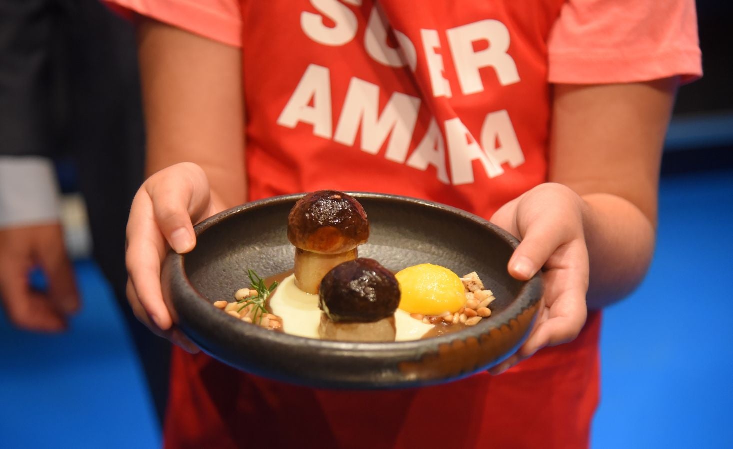 La sala de cámara del Kursaal ha acogido esta mañana con entrada libre, la actividad 'chef por un día'. Cuatro aficionados han compartido escenario con Sergio Humada, Ly Leap, Pablo Loureiro y JP Anglo. 