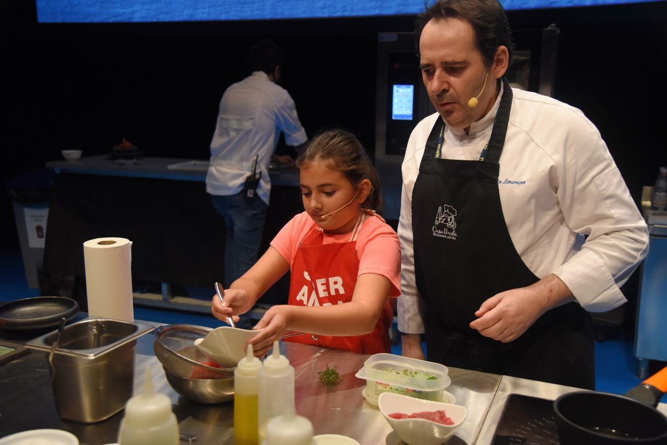 La sala de cámara del Kursaal ha acogido esta mañana con entrada libre, la actividad 'chef por un día'. Cuatro aficionados han compartido escenario con Sergio Humada, Ly Leap, Pablo Loureiro y JP Anglo. 