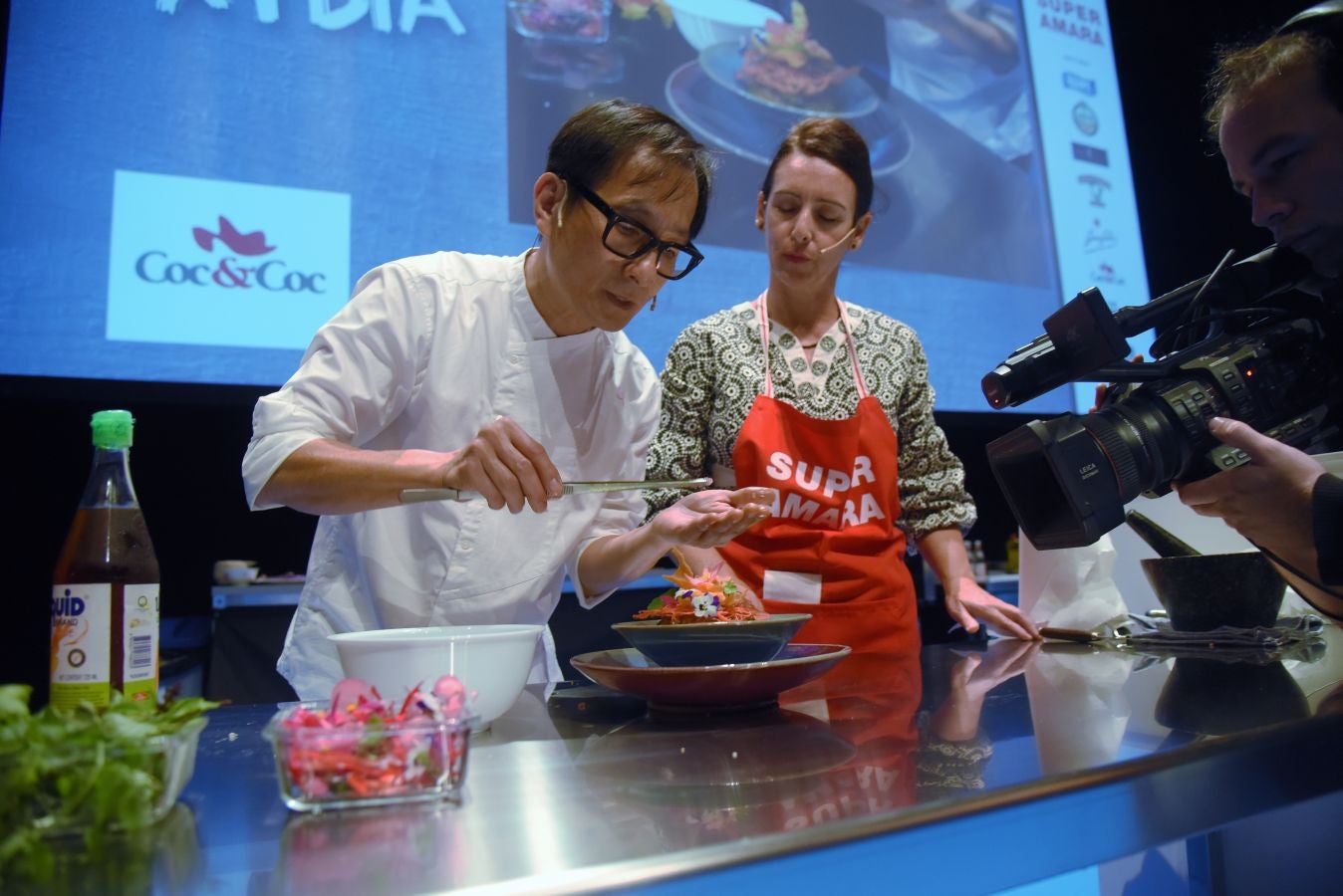 La sala de cámara del Kursaal ha acogido esta mañana con entrada libre, la actividad 'chef por un día'. Cuatro aficionados han compartido escenario con Sergio Humada, Ly Leap, Pablo Loureiro y JP Anglo. 