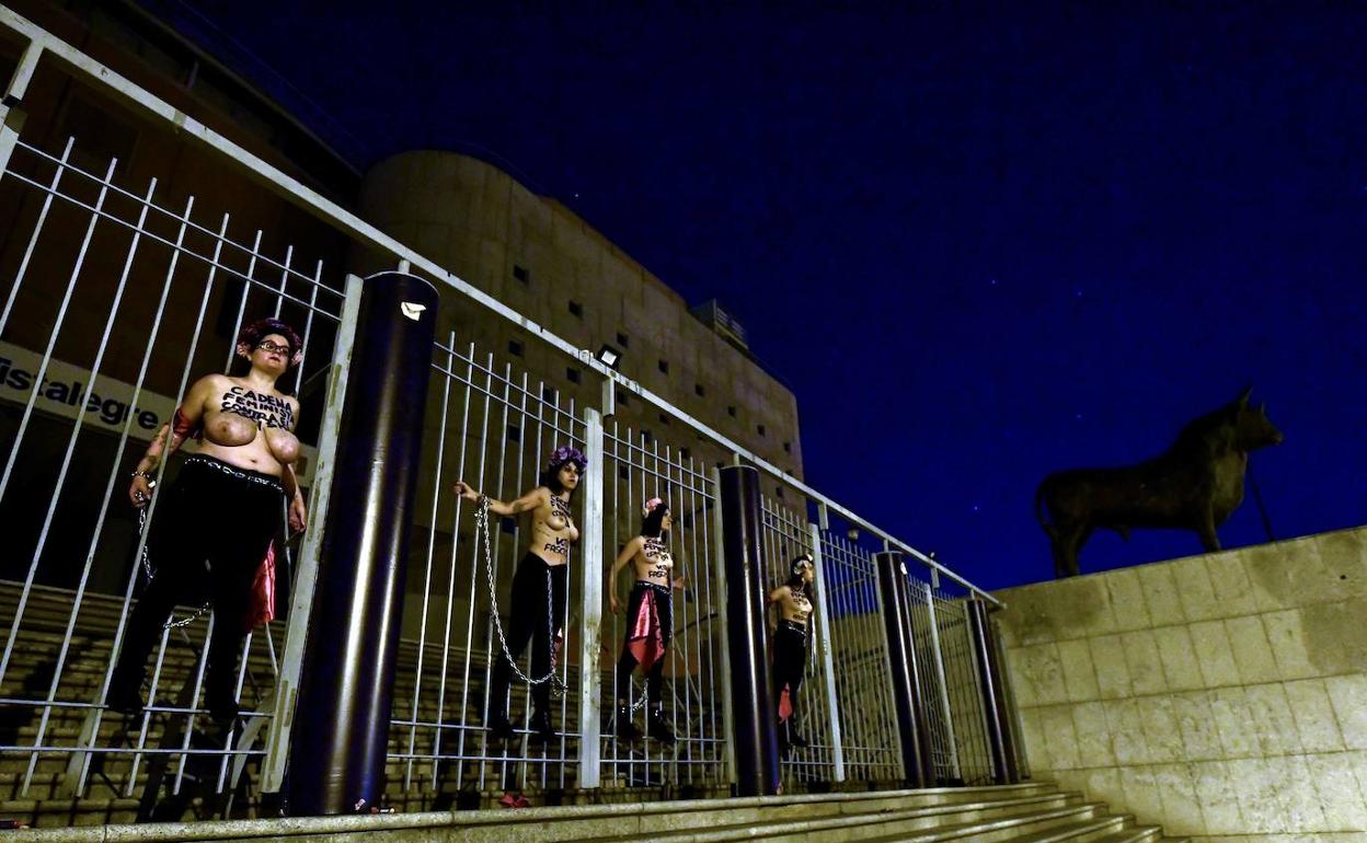 Activistas de Femen, esta madrugada, en las rejas del Palacio de Vistalegre. 