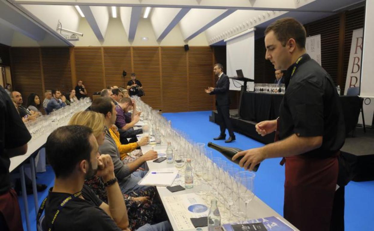 Los asistentes a la cata se disponen a probar los vinos