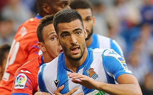 Mikel Merino trata de zafarse de Maksimovic en una jugada a balón parado. 