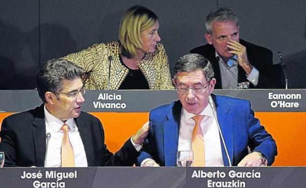 La última junta de accionistas de Euskaltel, con Eamonn O'Hare en segundo término.